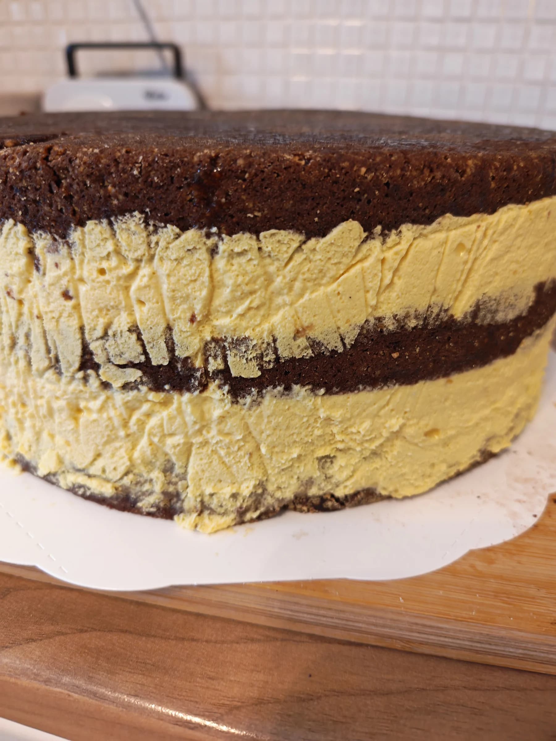 Suklaakakku mango-valkosuklaatäytetteellä